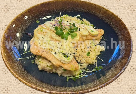 Csőben sütött sajtos csirkemell, rizottó ágyon