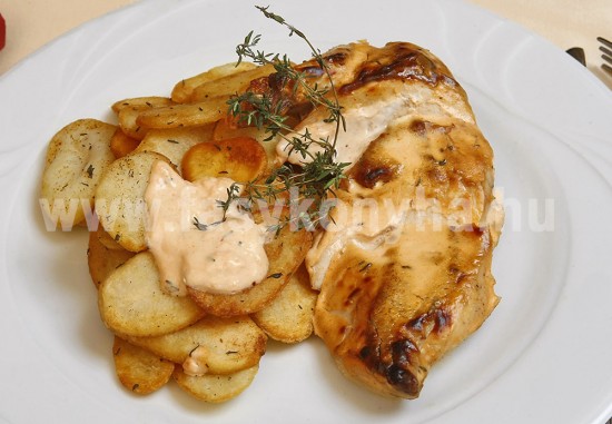 foetel Fűszeres tejfölben sült csirkemell pirított karikaburgonyával 