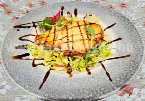 Grillezett kecskesajt jégsalátaágyon, szójamártással ízesítve