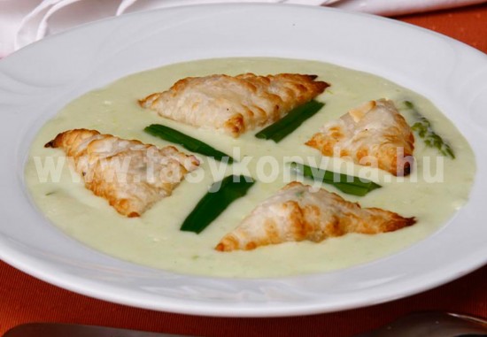 leves Spárgakrémleves homárhúsos túrós derelyével