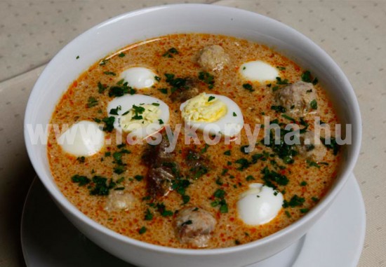 leves Tejfölös burgonyaleves fürjtojással és kolbászgombóccal