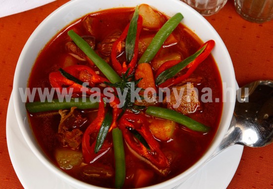 leves Tárkonyos magyaros zöldbableves