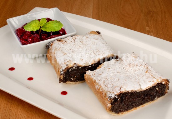 desszert Mákos rétes illatos meggyraguval 