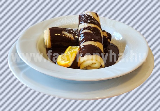 Túróval és őszibarackkal töltött  palacsinta csokiöntettel