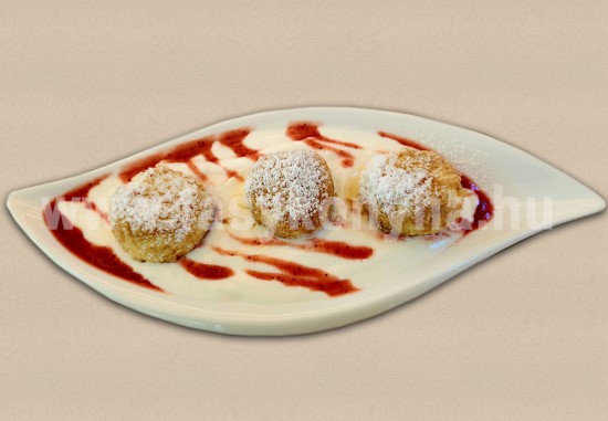 desszert Túrógombóc vaníliamártással málnaöntettel