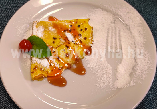 desszert Sárgabarackkrémmel töltött palacsinta