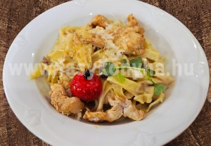 Sajtos csirkemell falatok tagliatellével 
