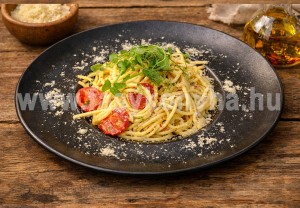 Fokhagymás chilis spagetti