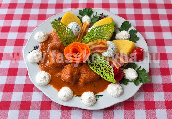 Harcsapaprikás juhtúrós puliszkával