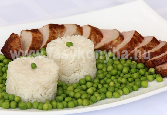 Egészben sült szűzpecsenye vajban párolt zöldborsóval, rizzsel
