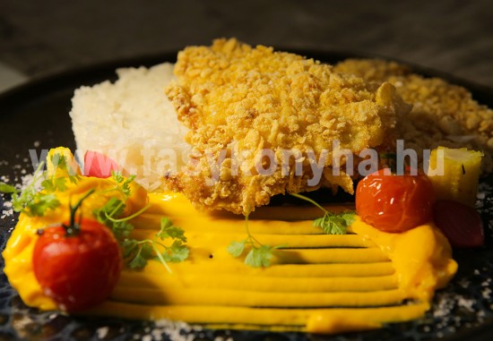 Cornflakesbundában sült mangalicakaraj, cheddar sajtmártással és párolt jázminrizzsel