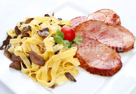 foetel Egészben sült malackarajfilé erdei gombás tagliatellével