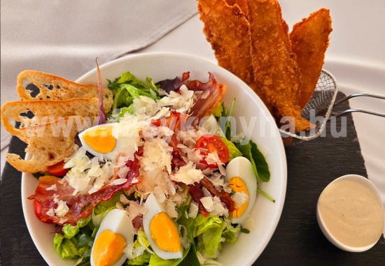 Kukorica prézliben sült csirkemell, tavaszi salátával