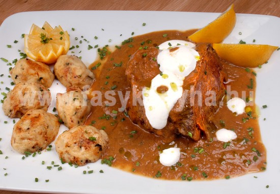 foetel Marhaszelet vadas mártásban zsemlegombóccal