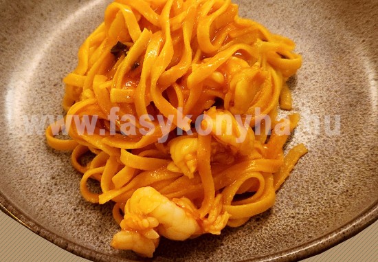 Metélt tészta garnélarákkal