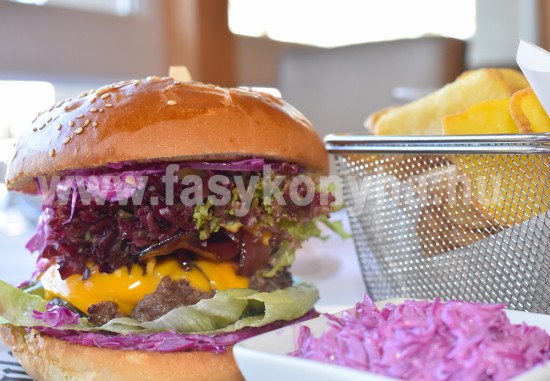 foetel Narrabo sajtburger majonézes lilakáposztával fűszeres burgonyachips