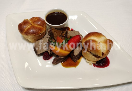 foetel Omlós szarvas comb gyümölcsös mártással áfonyás buktával