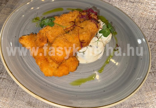 Rántott pulykamellfilé szőlősalátával