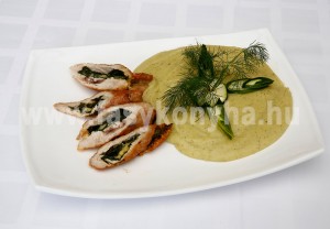 foetel Sajttal spenóttal töltött jércemell kapros cukkinipürével 