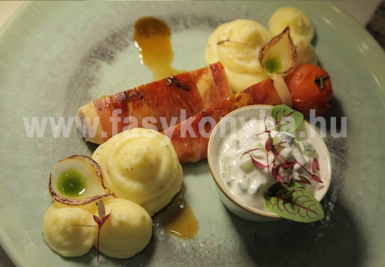 Serrano sonkával bordírozott csirkemell, kapros joghurtos uborkasalátával, magos-mustáros burgonyapürével