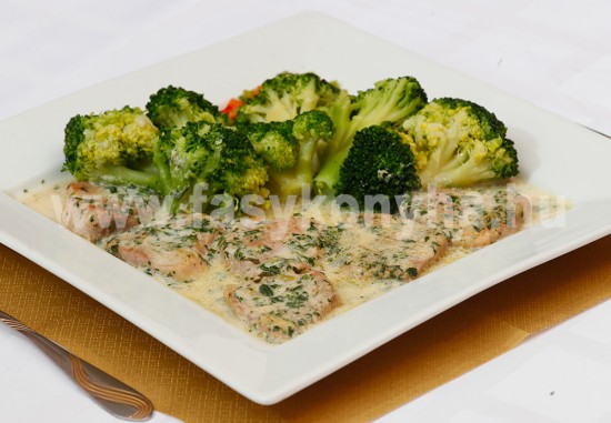 Sertés szűzpecsenye tejszínes-petrezselymes mártásban, vajban párolt brokkolival