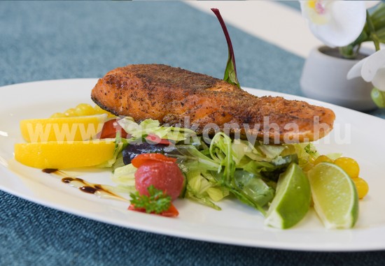 foetel Lazacderék habzó vajban sütve őszi saláta kanapén zöld citromos olívás öntettel karamellizált gyöngyhagymával