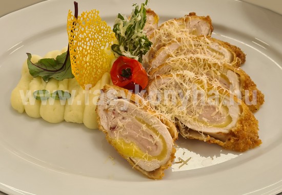 foetel Sajttal sonkával töltött rántott csirkemell burgonyapürével