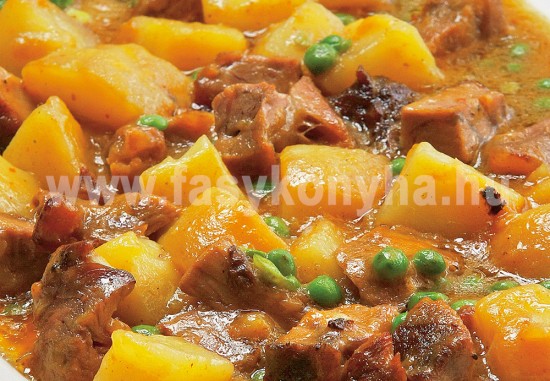 foetel Zöldborsós fokhagymás sertésragu sült burgonyával